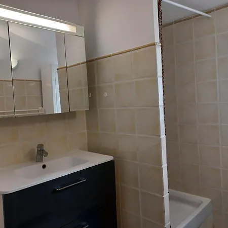 Au Pied Du Luberon Apartment